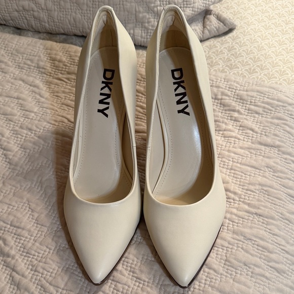 DKNY Peggy Pump in the color Bone - Picture 3 of 8